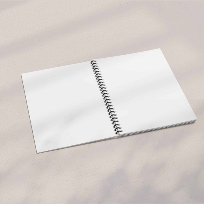 Image d'un cahier spiralé sur une table