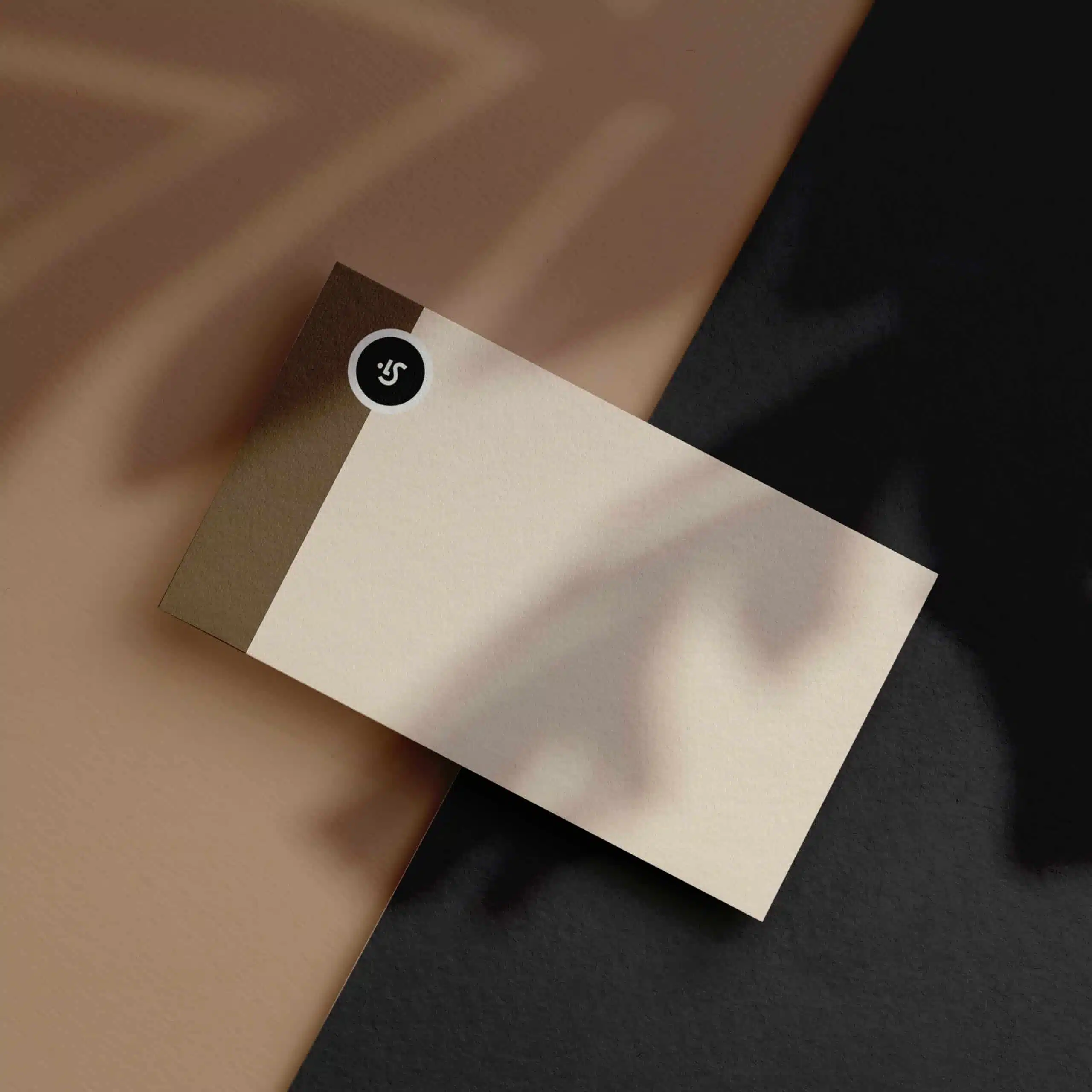 Cartes de correspondance 1 Une carte de visite posée sur une enveloppe noire