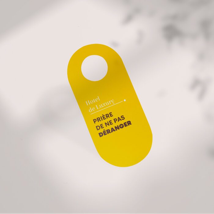 Une image d'une étiquette jaune de porte avec un message en français : "Hôtel de Luxury - PRIÈRE DE NE PAS DÉRANGER"