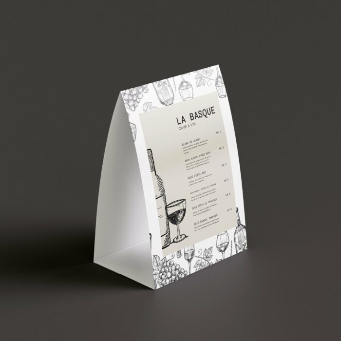 Un stand de table avec un menu de vin