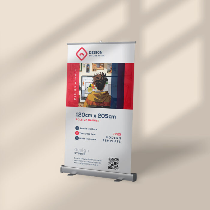 Roll-up vertical de 120x205 cm présentant un design moderne d’agence avec illustration d’un créatif devant un écran.