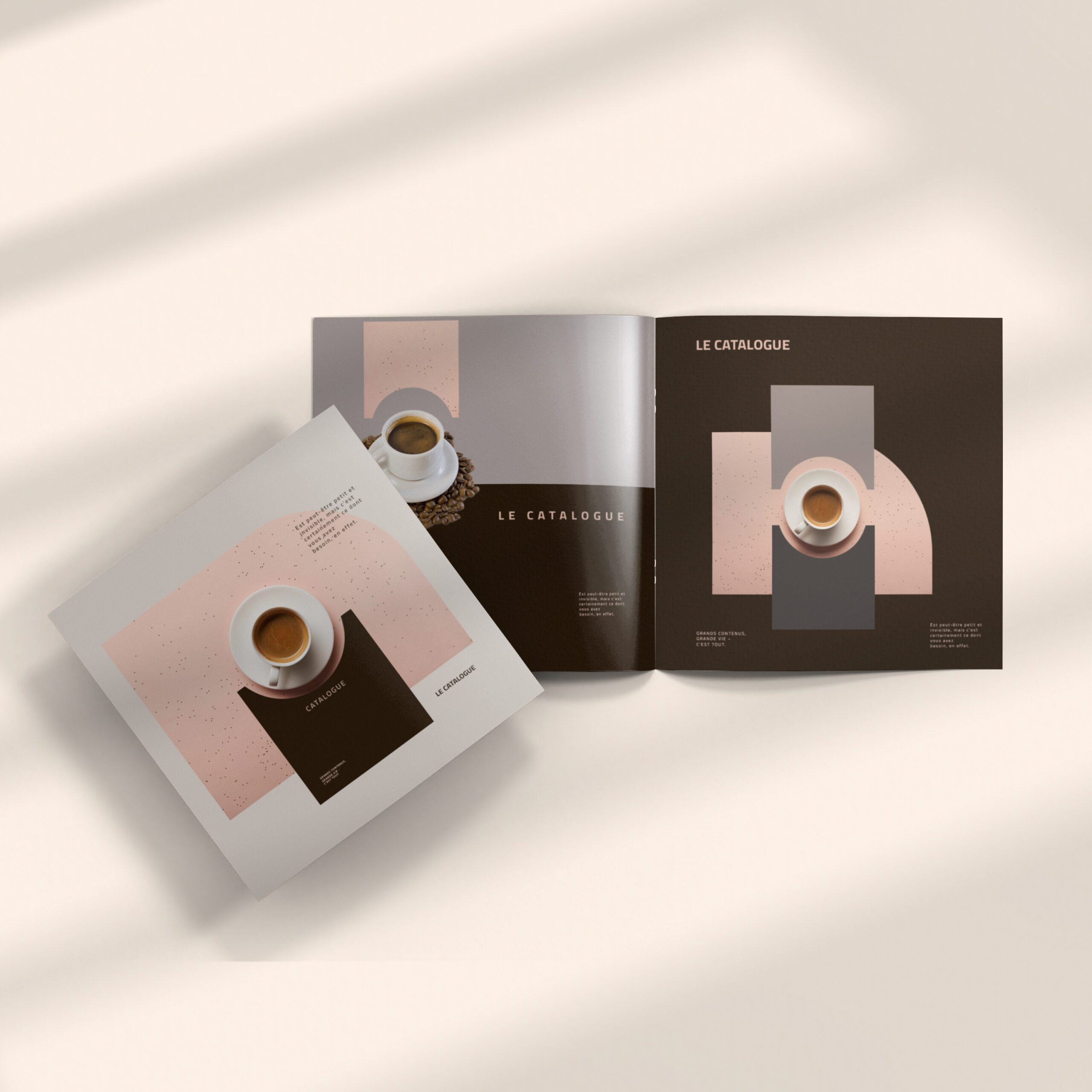 Deux brochures avec une tasse de café sur la couverture