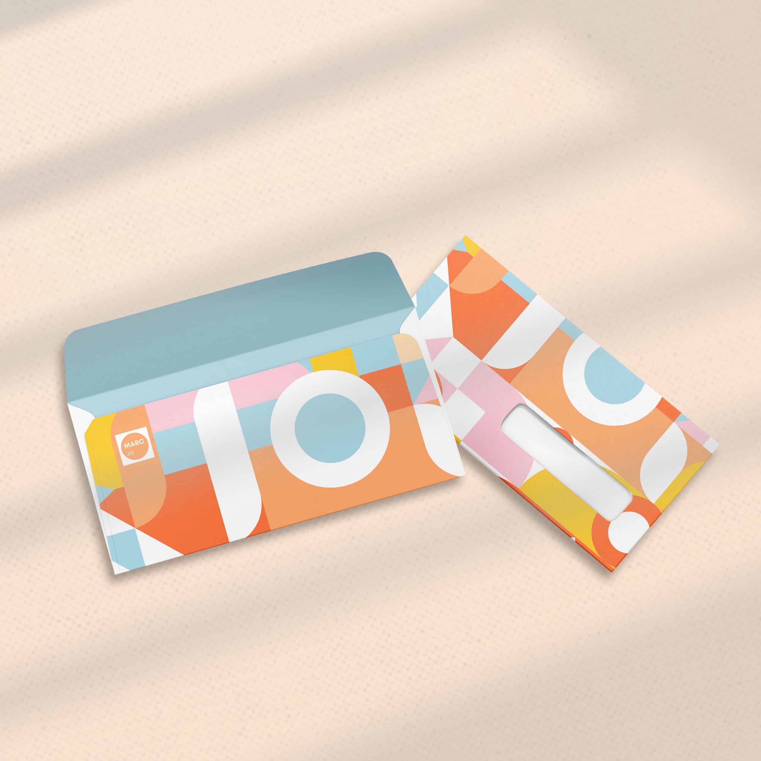 Image de deux enveloppes sur une table