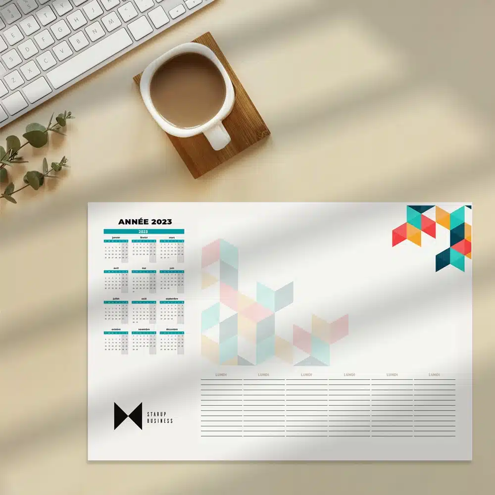 Image d'un bureau avec un calendrier et une tasse de café