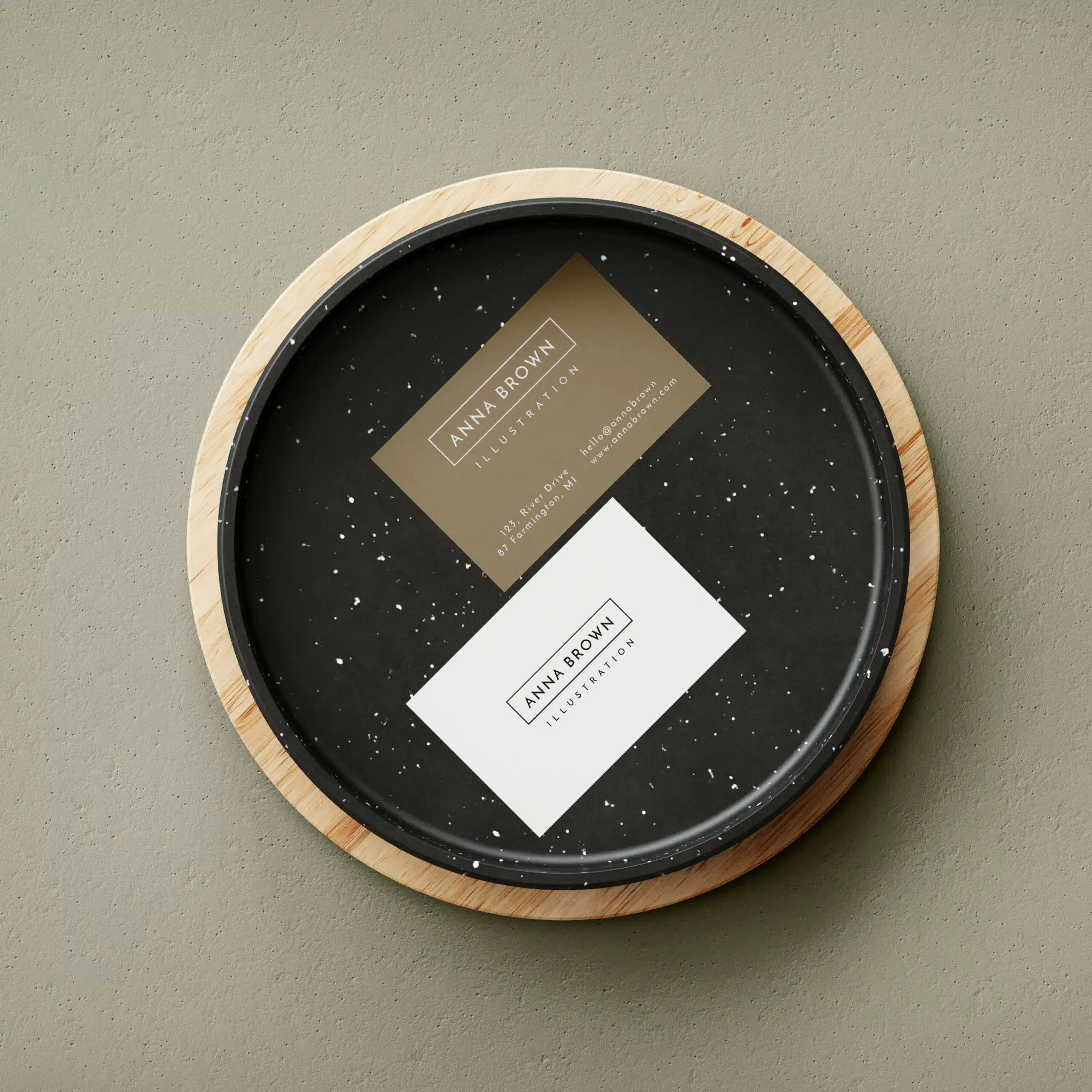 deux cartes de visite sur une plaque noire