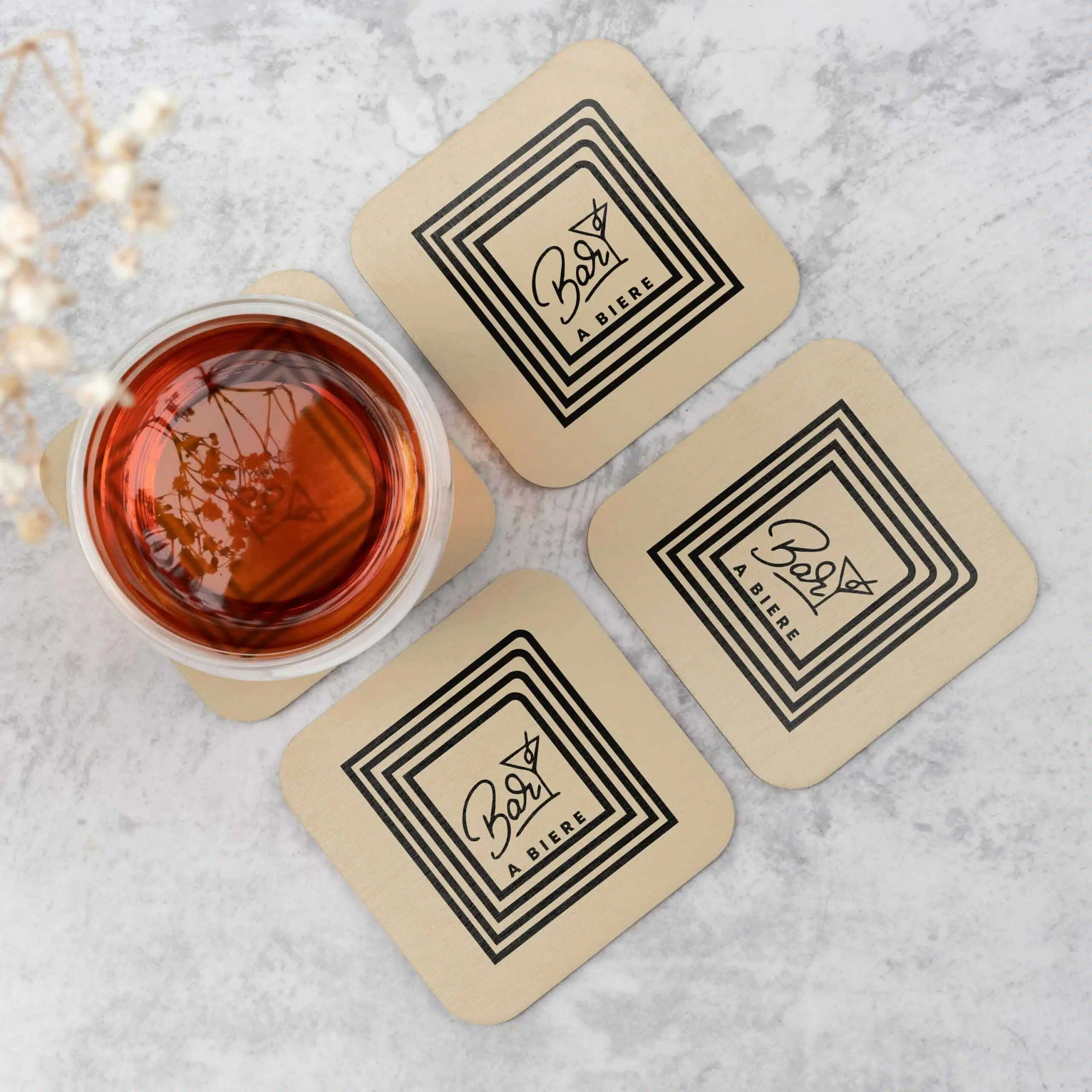 Professionnels Sous bock 2 Un verre assis sur trois coasters