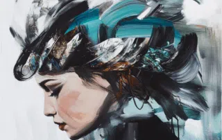 Portrait artistique grand format d’une femme de profil avec un casque abstrait aux couleurs vives sur bâche