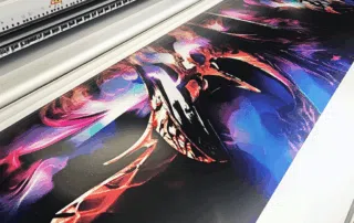Impression numérique UV d’un visuel coloré sur une imprimante grand format à plat