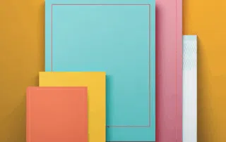 Affiches de différentes tailles et couleurs superposées sur fond jaune illustrant les formats standards