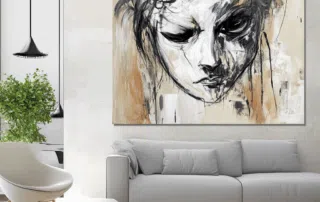 Impression artistique grand format d’un visage abstrait sur bâche tendue dans un salon moderne